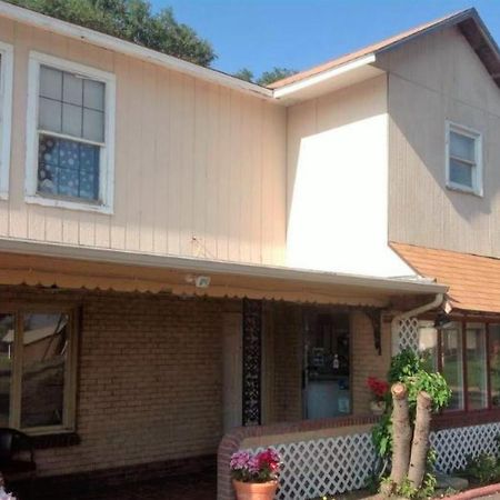 Oyo Hotel Colby, Ks Екстер'єр фото