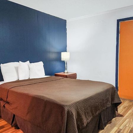 Oyo Hotel Colby, Ks Екстер'єр фото
