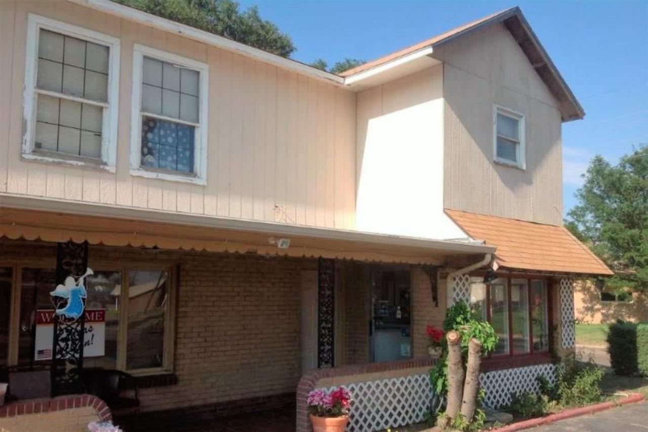 Oyo Hotel Colby, Ks Екстер'єр фото