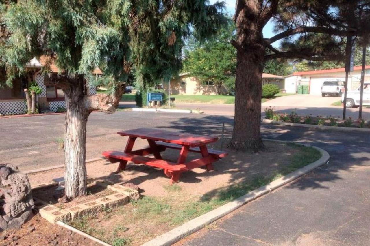 Oyo Hotel Colby, Ks Екстер'єр фото