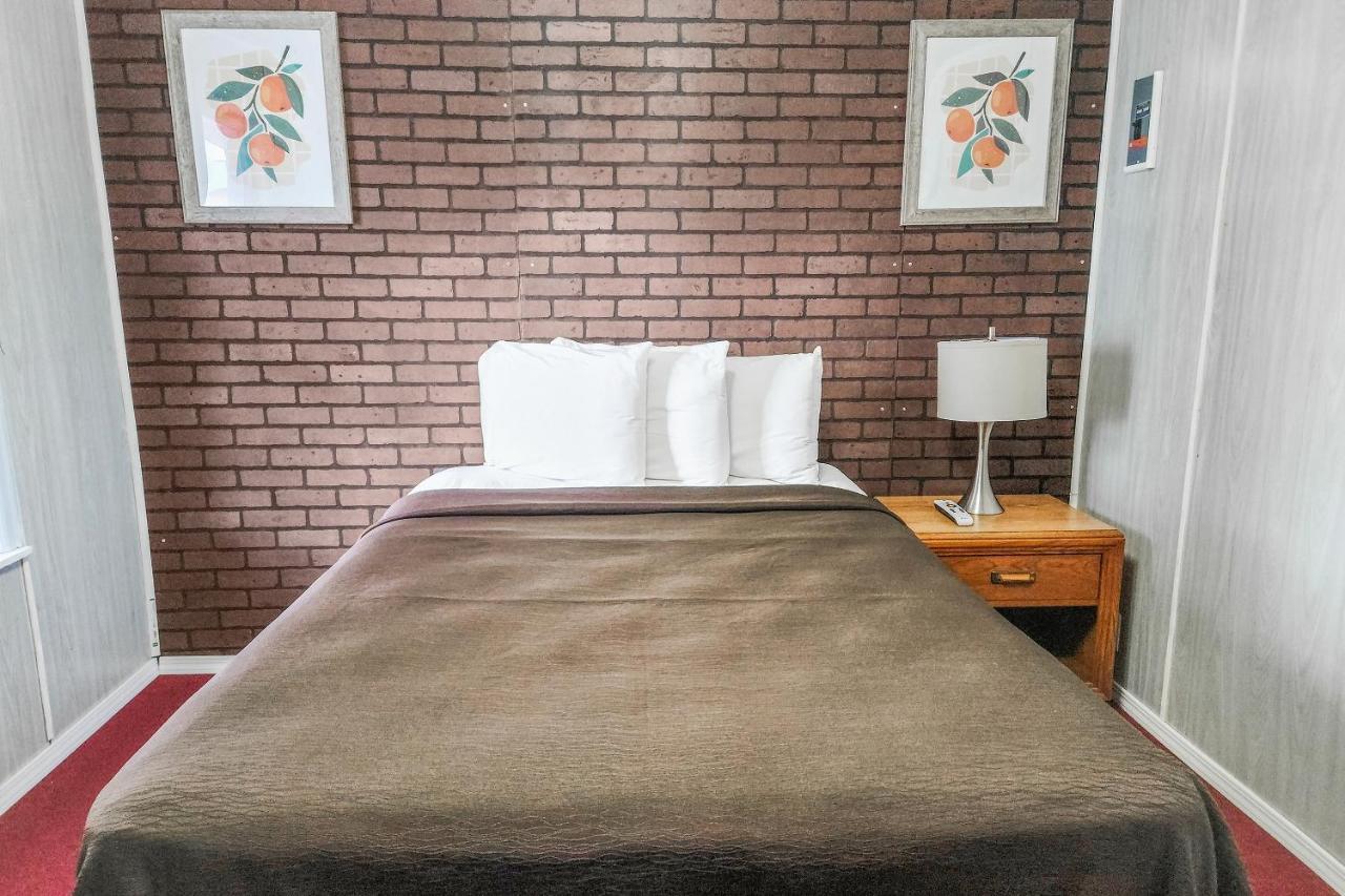 Oyo Hotel Colby, Ks Екстер'єр фото