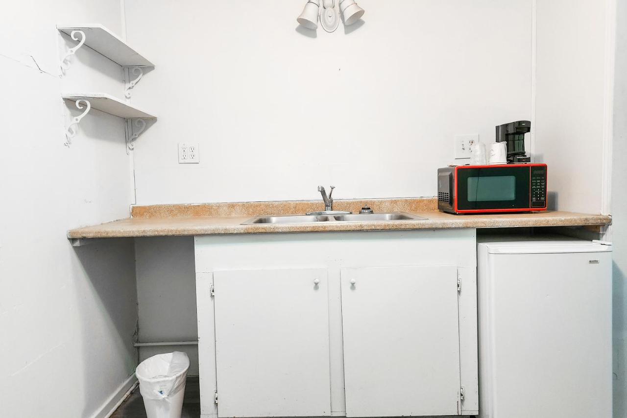 Oyo Hotel Colby, Ks Екстер'єр фото