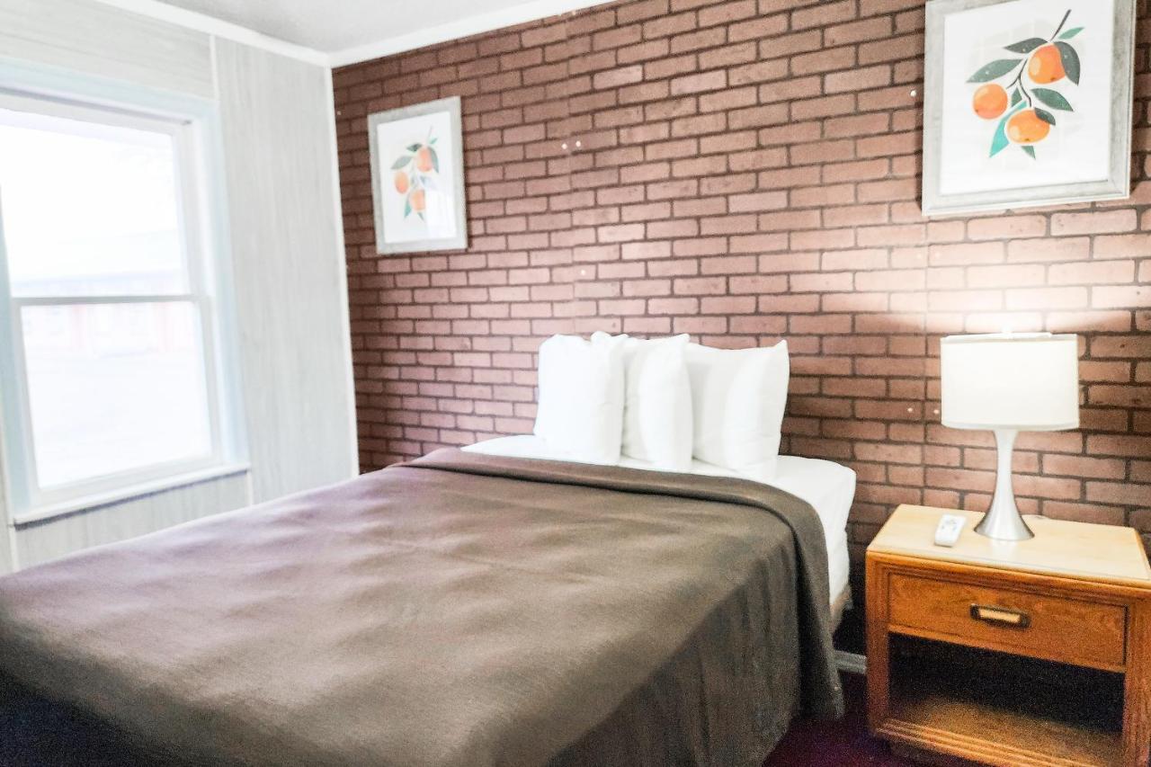 Oyo Hotel Colby, Ks Екстер'єр фото