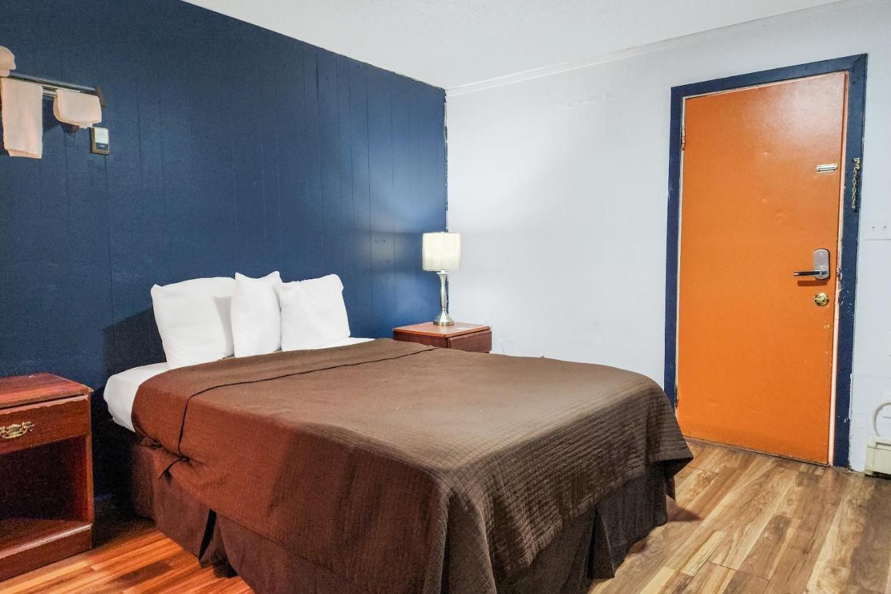Oyo Hotel Colby, Ks Екстер'єр фото