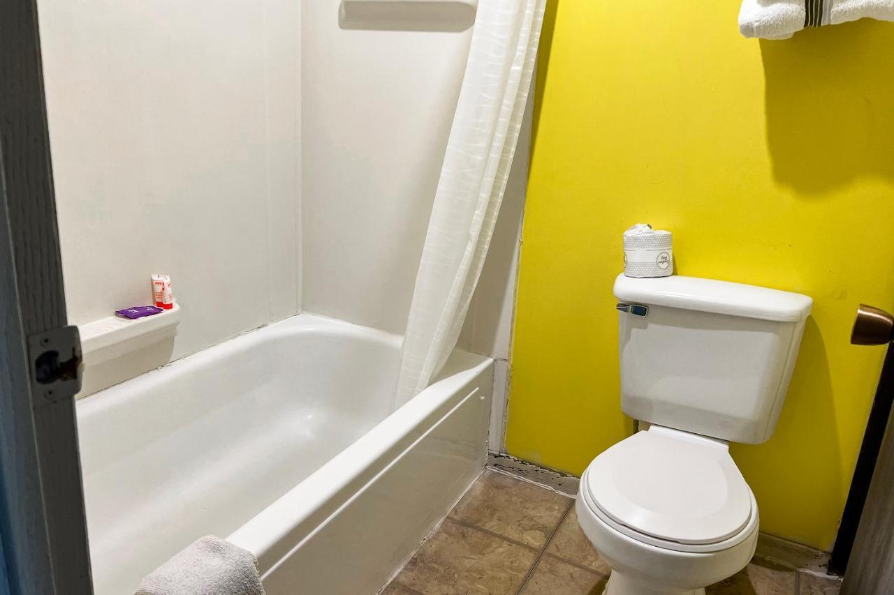 Oyo Hotel Colby, Ks Екстер'єр фото