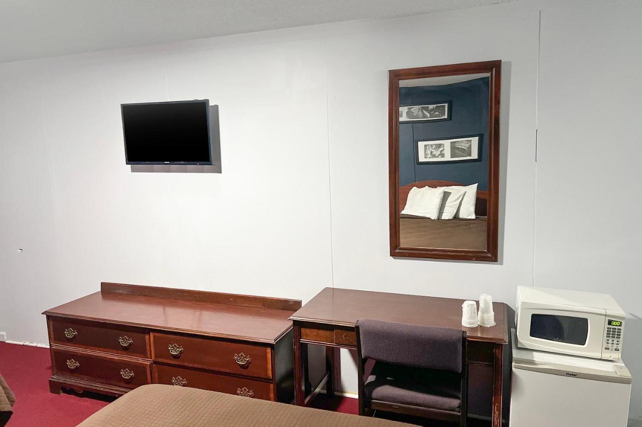 Oyo Hotel Colby, Ks Екстер'єр фото